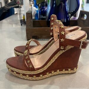 NWOB Pierre Dumas Star-Embellished Brown Wedge Sandals Size 9